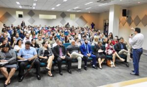 Controlador Alessandro Moreira em reunião com servidores das secretarias estaduais sobre o controle interno do Estado